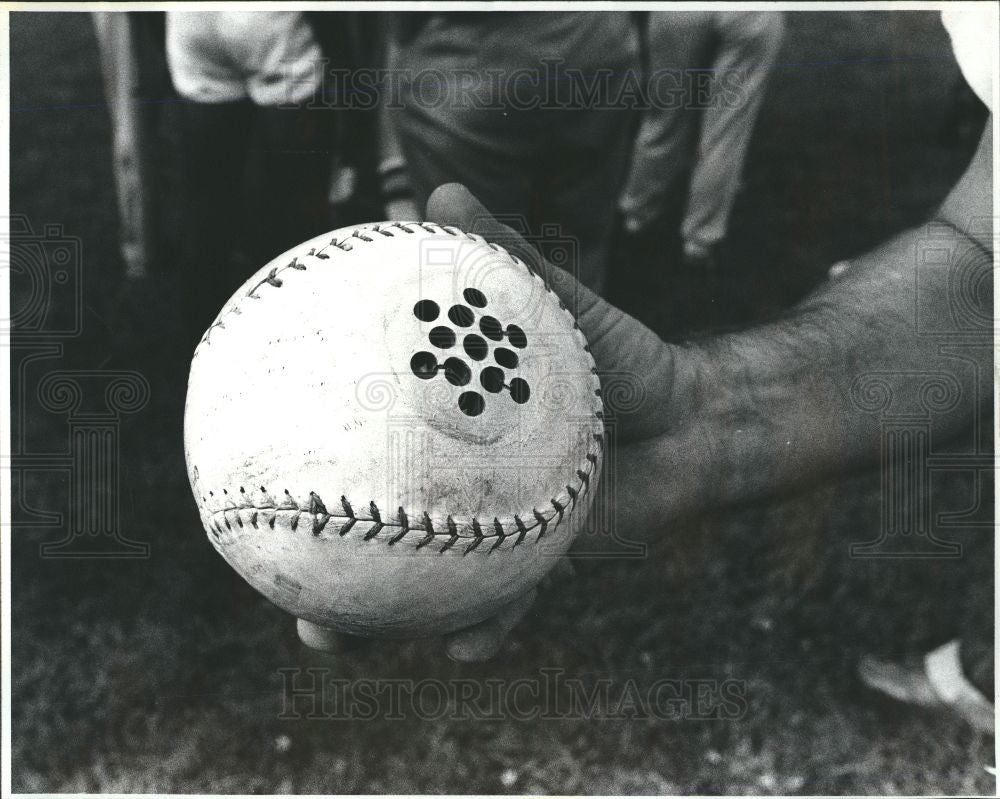 1982 Press Photo BATTERY OPERATED SOFTBALL  BEEP SOUND - Historic Images