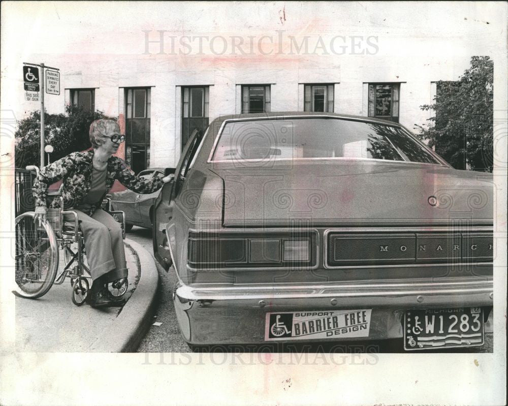 1977 Press Photo handicapped parking Phyllis Antezak - Historic Images
