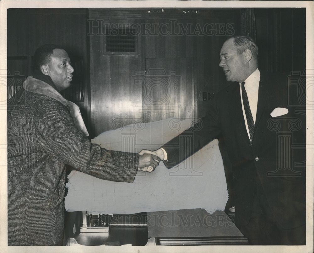 1963 Press Photo Handshake - Historic Images