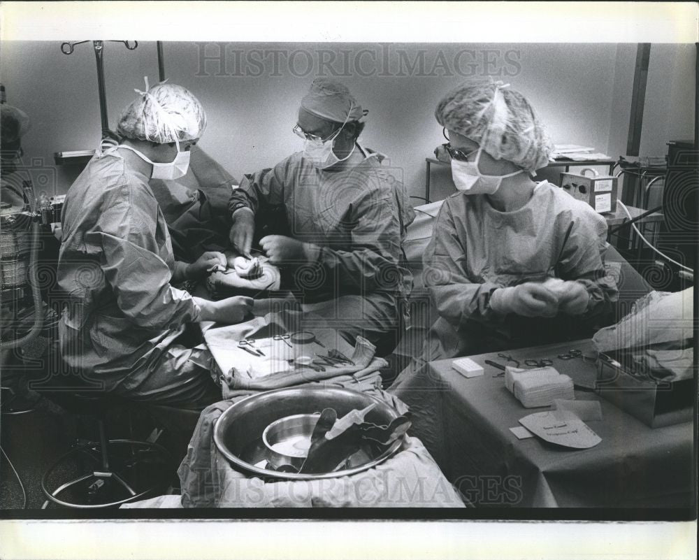 1978 Press Photo hand operating room - Historic Images