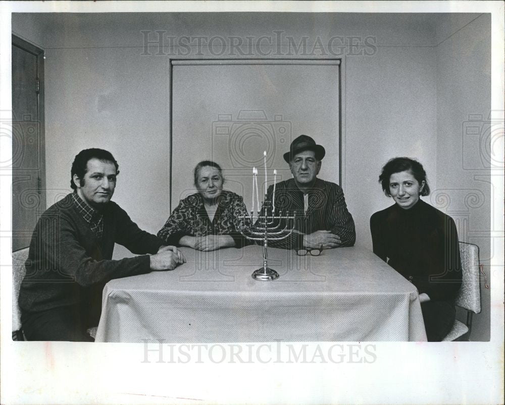 1973 Press Photo Kozishvillis first Hanuka New Land - Historic Images