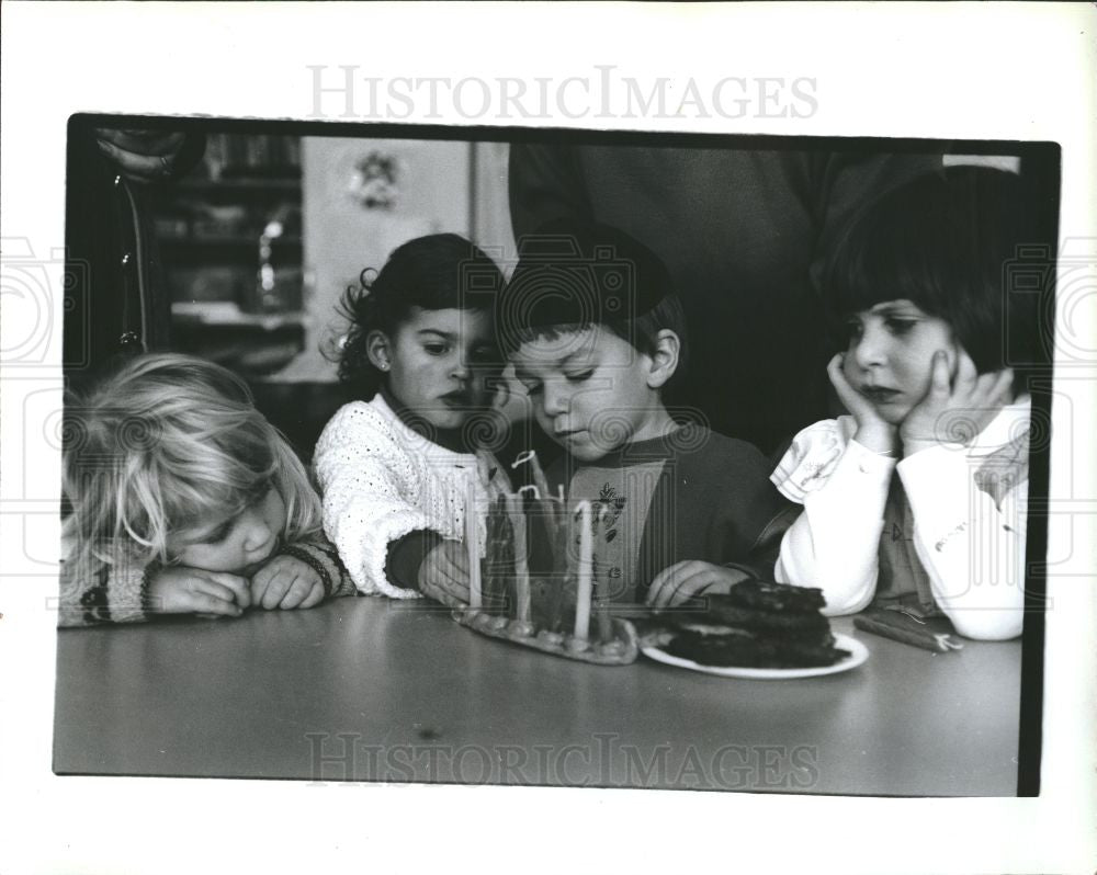 1992 Press Photo Children Hanukkah Chanukah Menorah - Historic Images