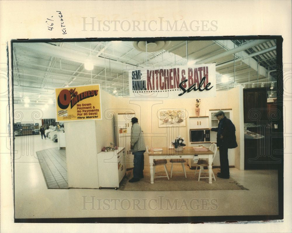 1993 Press Photo Handy Andy adds home decor items women - Historic Images