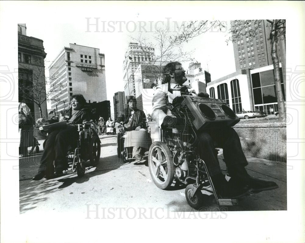 1986 Press Photo buses and trains wheelchair - Historic Images