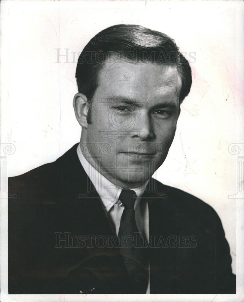 1969 Press Photo Detroit Man Poses For Photo - Historic Images