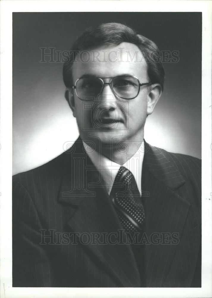 1988 Press Photo Joseph R. Thomas K Mart Vice President - Historic Images