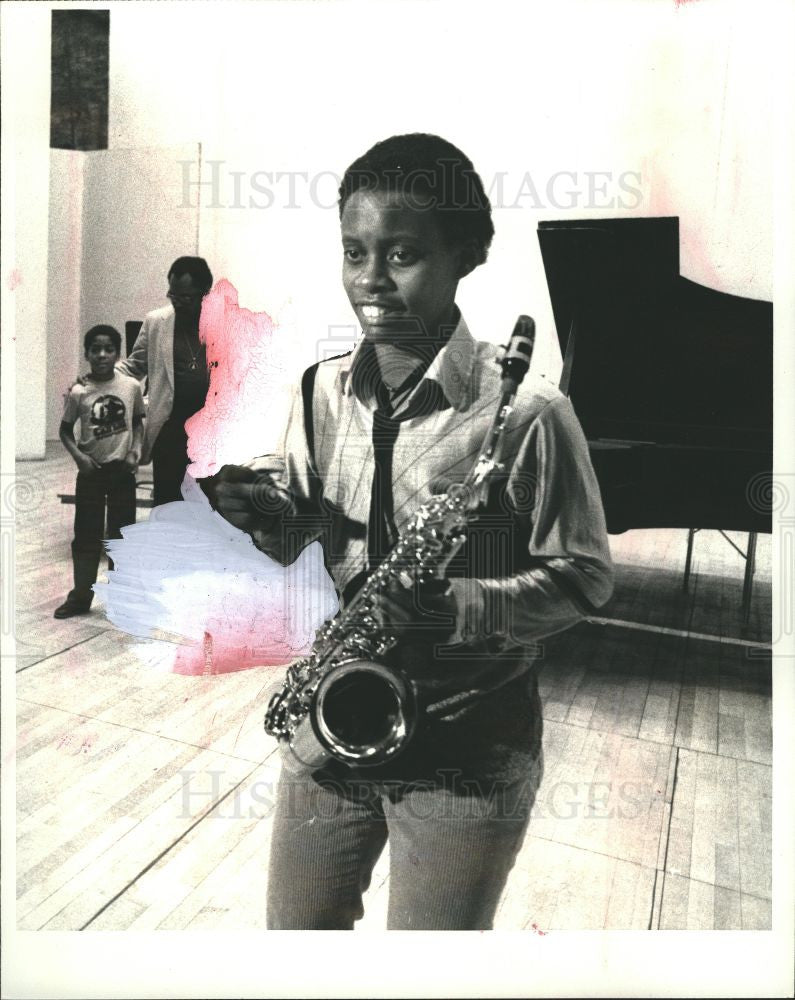 1981 Press Photo Harold Thomas re-creating Louis Jordan - Historic Images