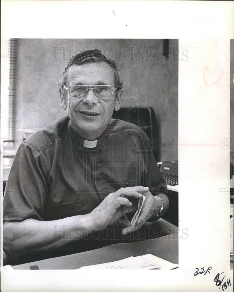 1986 Press Photo Rev. Lloyd Thiel Capuchin Soup Kitchen - Historic Images