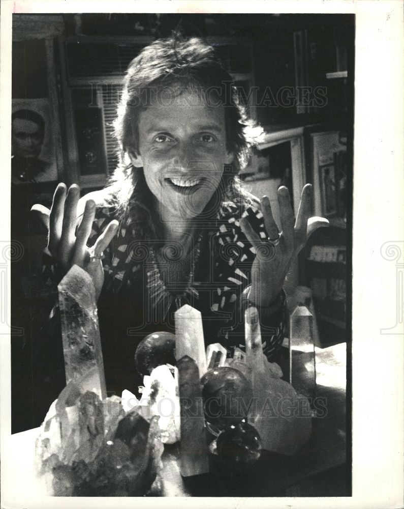 1987 Press Photo Robert Thibodeau Crystals Bookshop - Historic Images