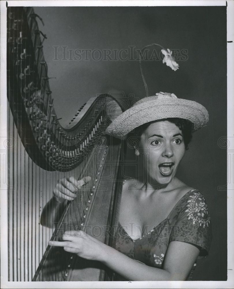 1955 Press Photo Sue Evans clown harp - Historic Images