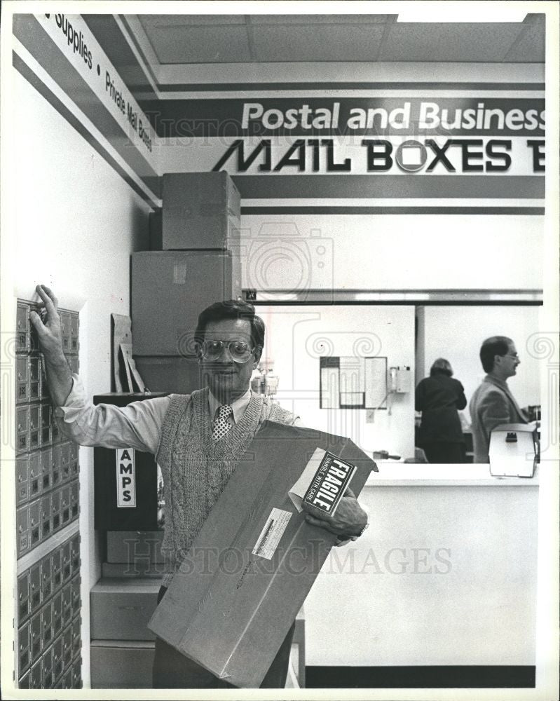 1984 Press Photo Joe Garson Mail Box ETC USA Shop Owner - Historic Images