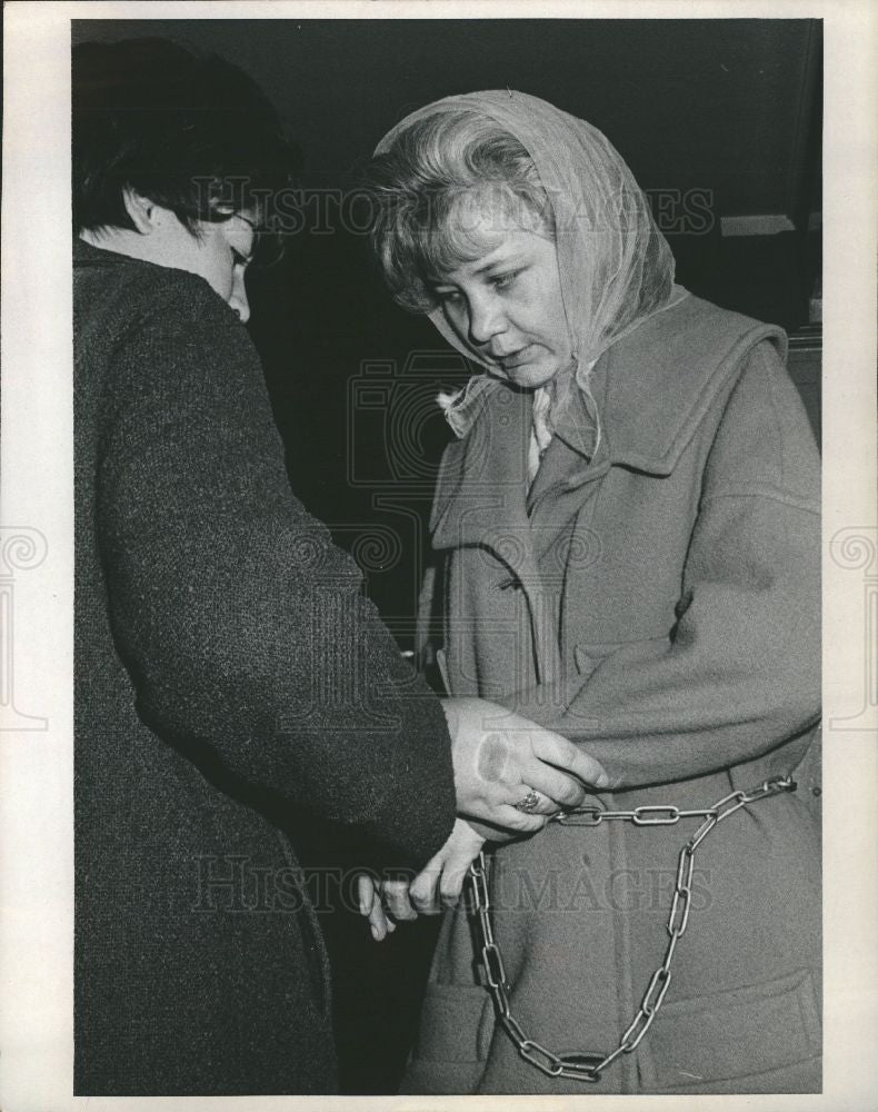 1970 Press Photo Ammete Gilly handcuffed police - Historic Images