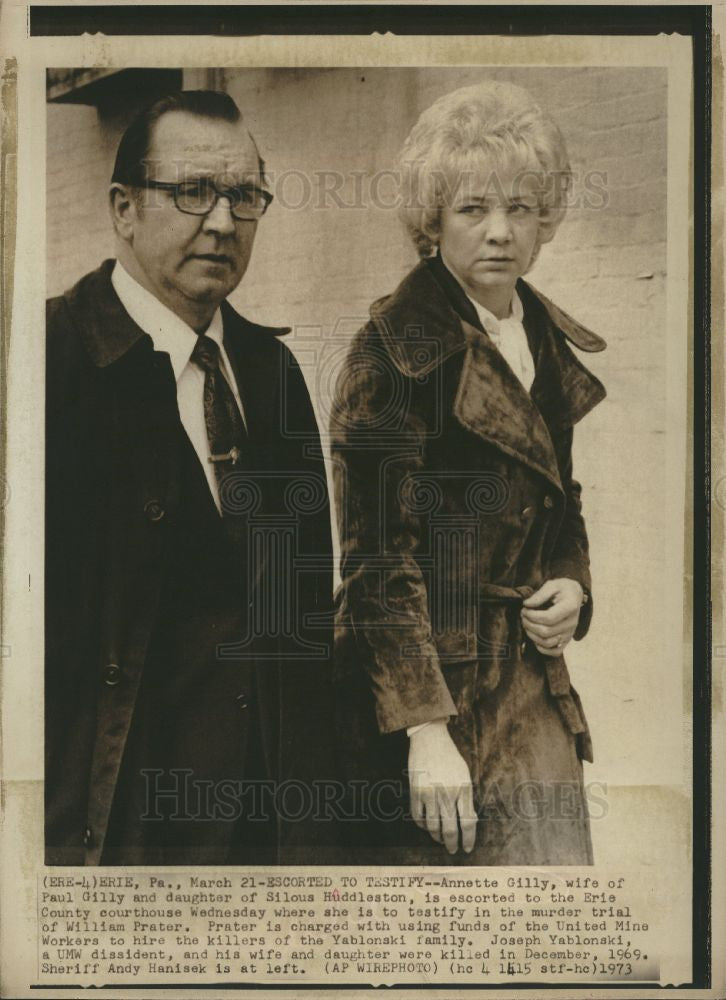 1973 Press Photo Annette Gilly - Escorted to Testify - Historic Images