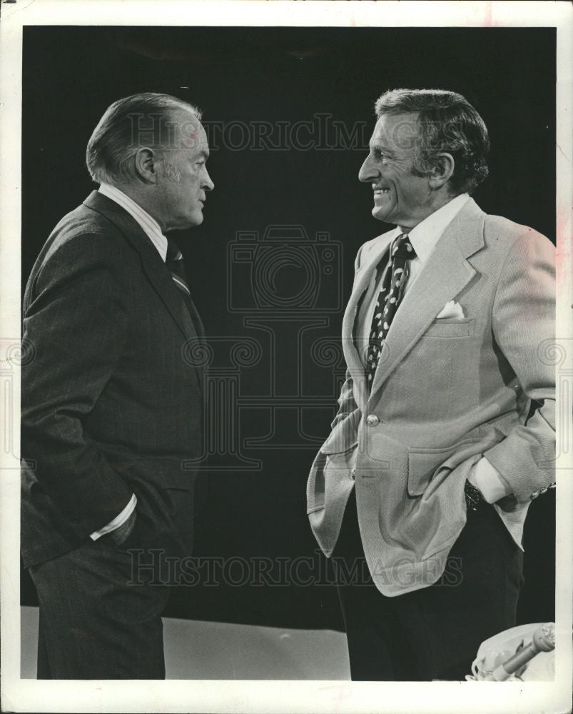 1974 Press Photo Lou Gordon Television Commentator - Historic Images