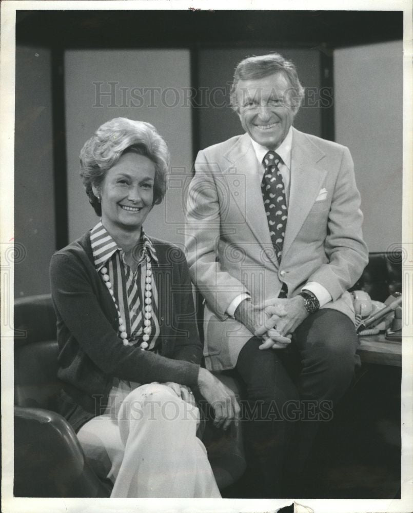 1974 Press Photo Lou Gordon television commentator - Historic Images