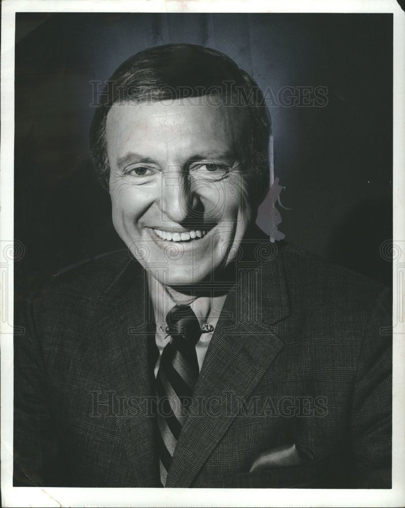 Press Photo Lou Gordon television commentator host - Historic Images