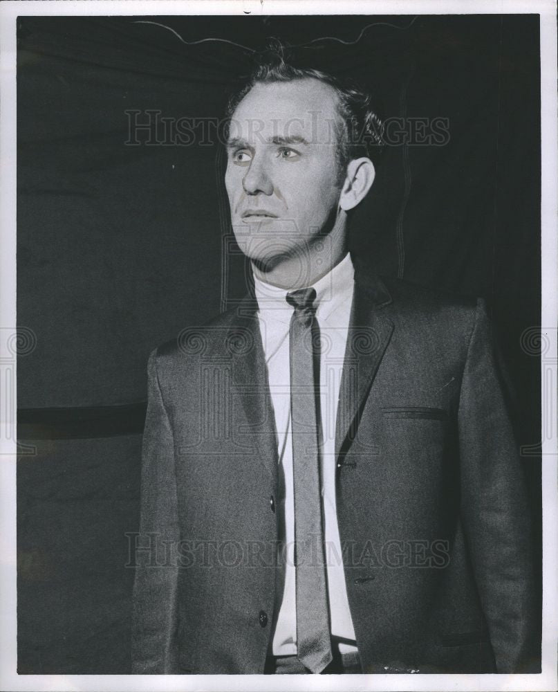 1962 Press Photo Faith Healer Expert Holds Unconscious - Historic Images
