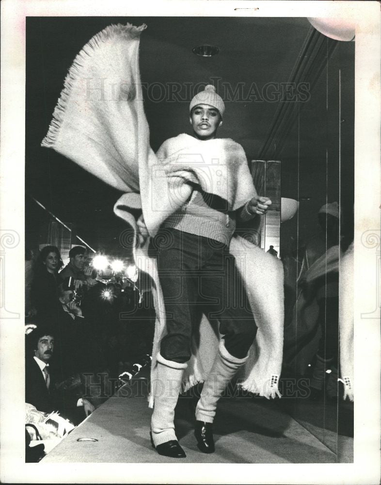 1976 Press Photo Don Robbie Menswear legwarmers 1970s - Historic Images