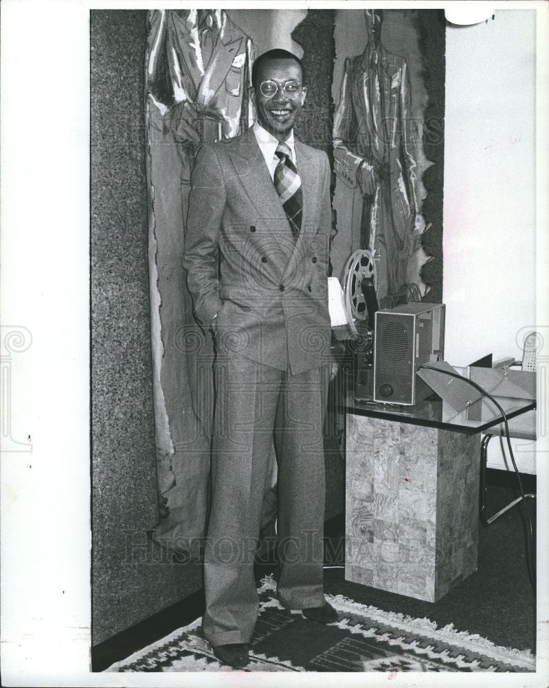 1977 Press Photo Ted Brooks LeMans fashion tweed suit - Historic Images