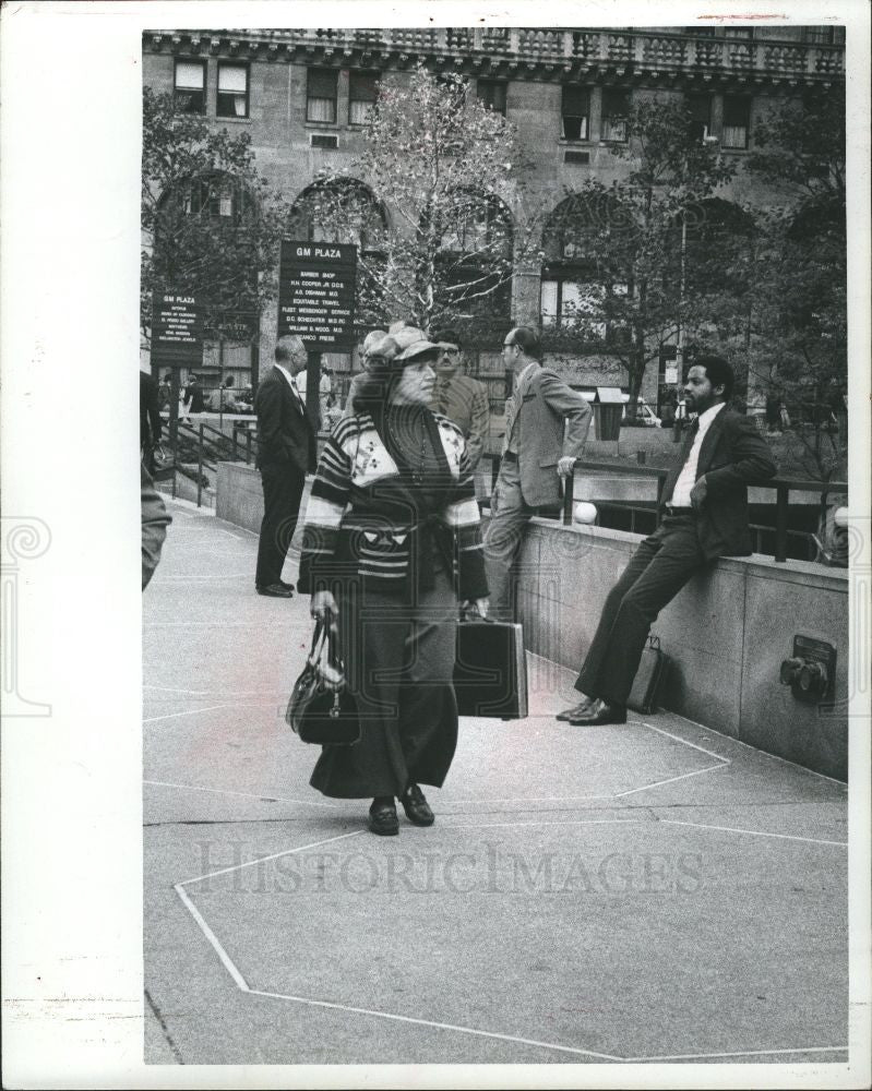 1970 Press Photo fashion Visored cap wrap sweater - Historic Images