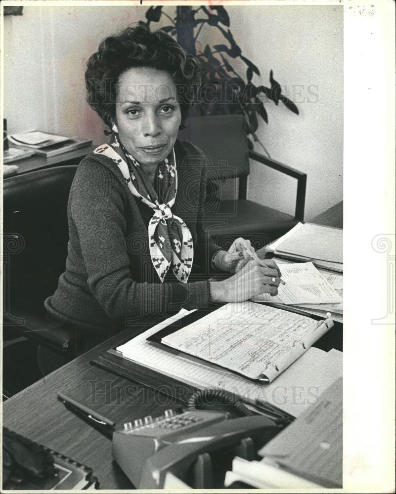 2000 Press Photo African American Woman at Desk Office - Historic Images