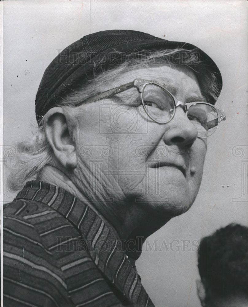 1961 Press Photo Farmers Farming plow field work woman - Historic Images