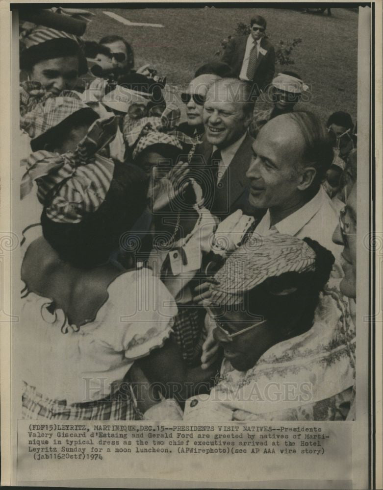 1974 Press Photo Gerald Ford  Presidents visit natives - Historic Images