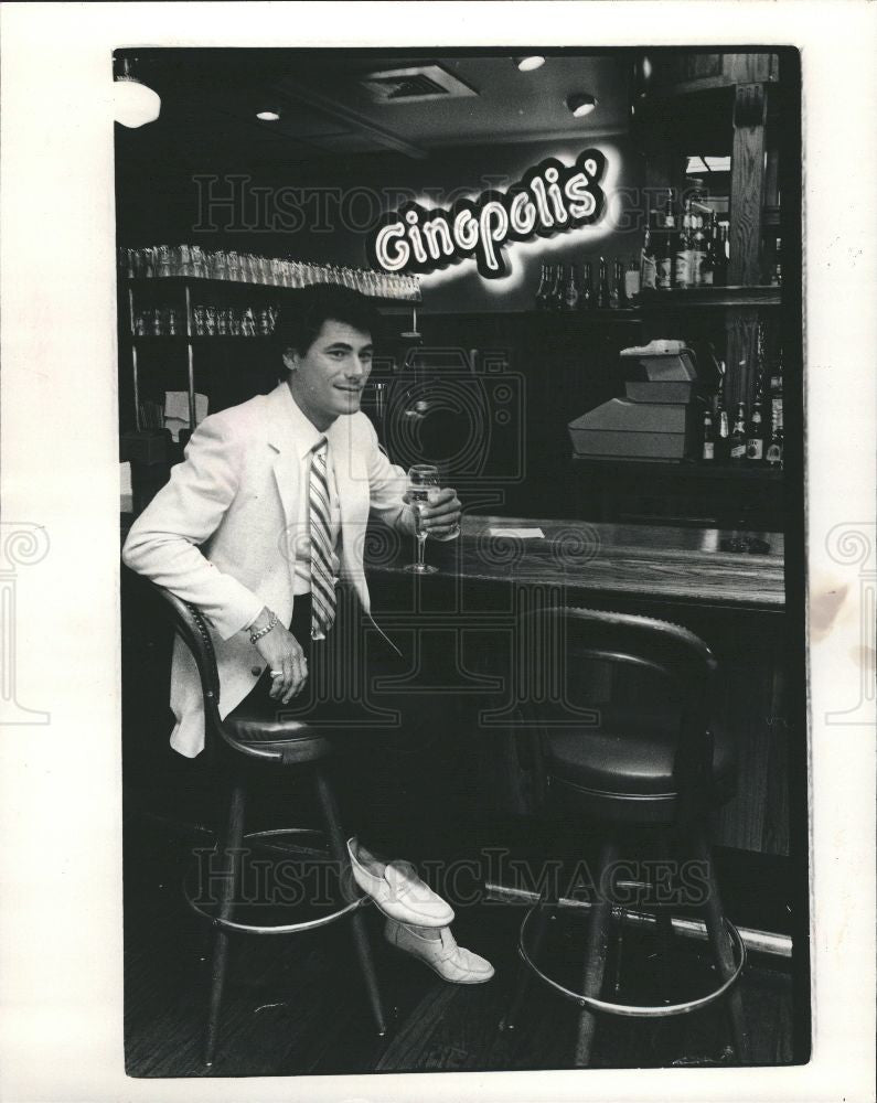 1983 Press Photo Peter Ginopolis restaurant owner - Historic Images