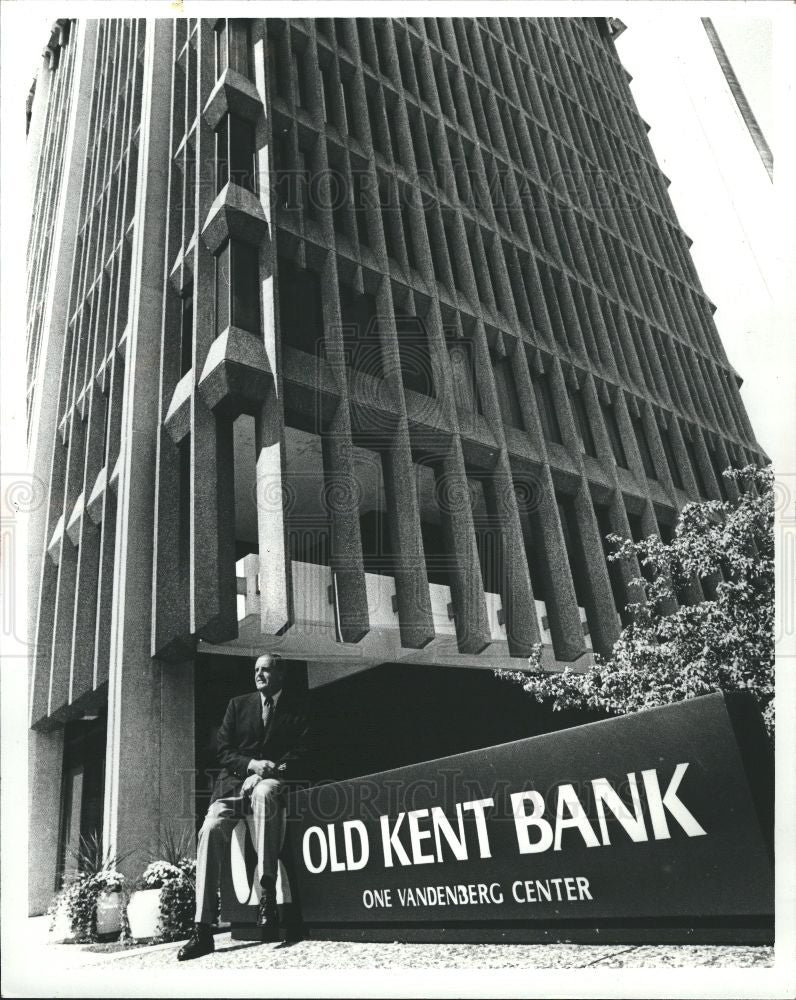1981 Press Photo Richard M. Gillet Old Kent Bank - Historic Images