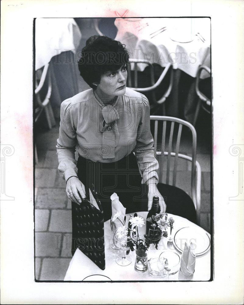 1980 Press Photo Yvonne Gill-Davis, Tweenys - Historic Images