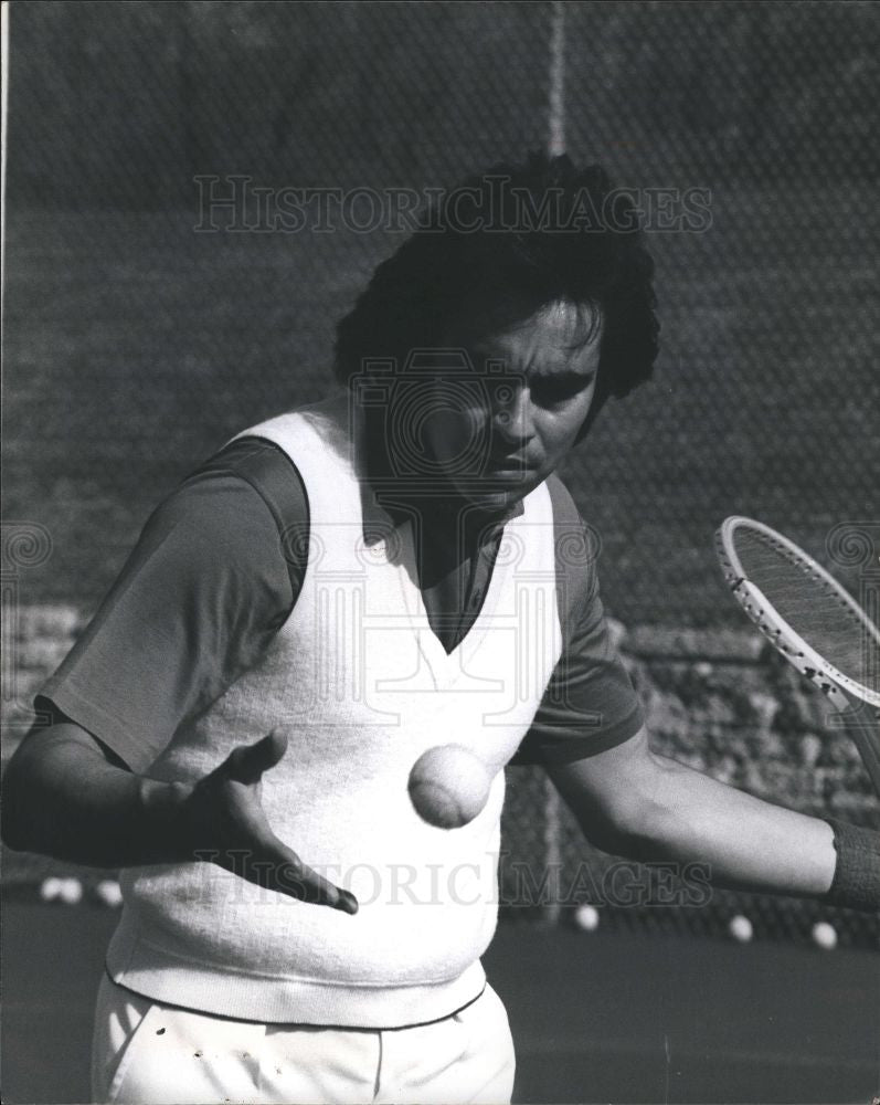 1975 Press Photo Richard Gonzales Tennis Player - Historic Images