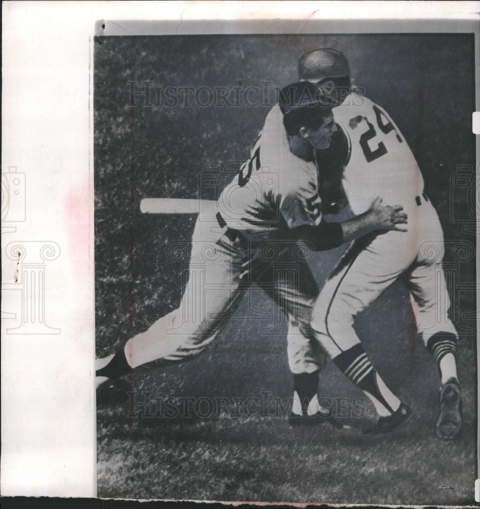 1965 Press Photo Pedro Gonzalez Rushes Pitcher Sherry - Historic Images
