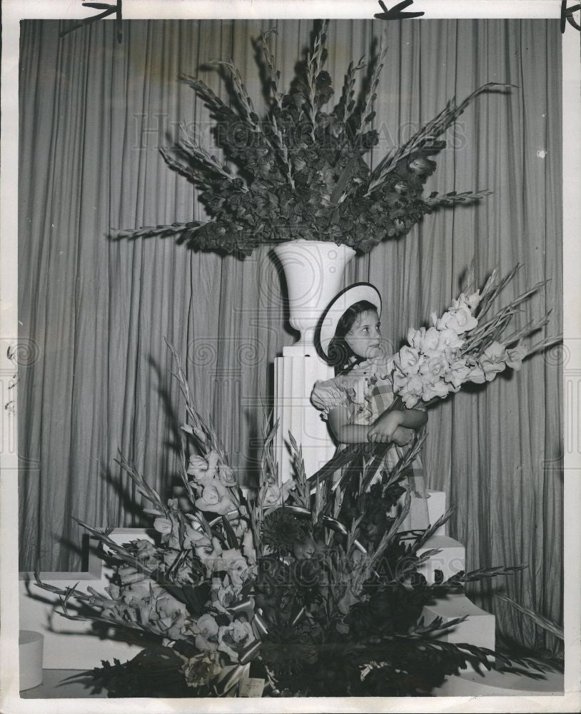 1950 Press Photo Sue McPhilimy Gladiolus Show - Historic Images