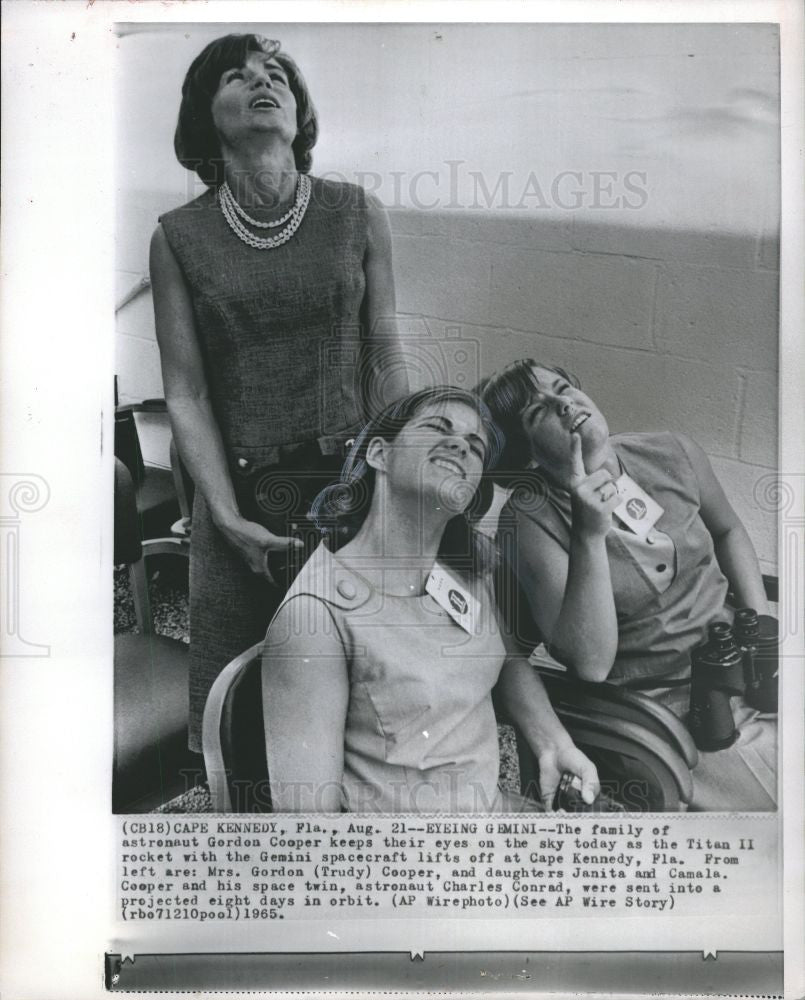 1965 Press Photo Gordon Cooper Gemini Janita Camala - Historic Images