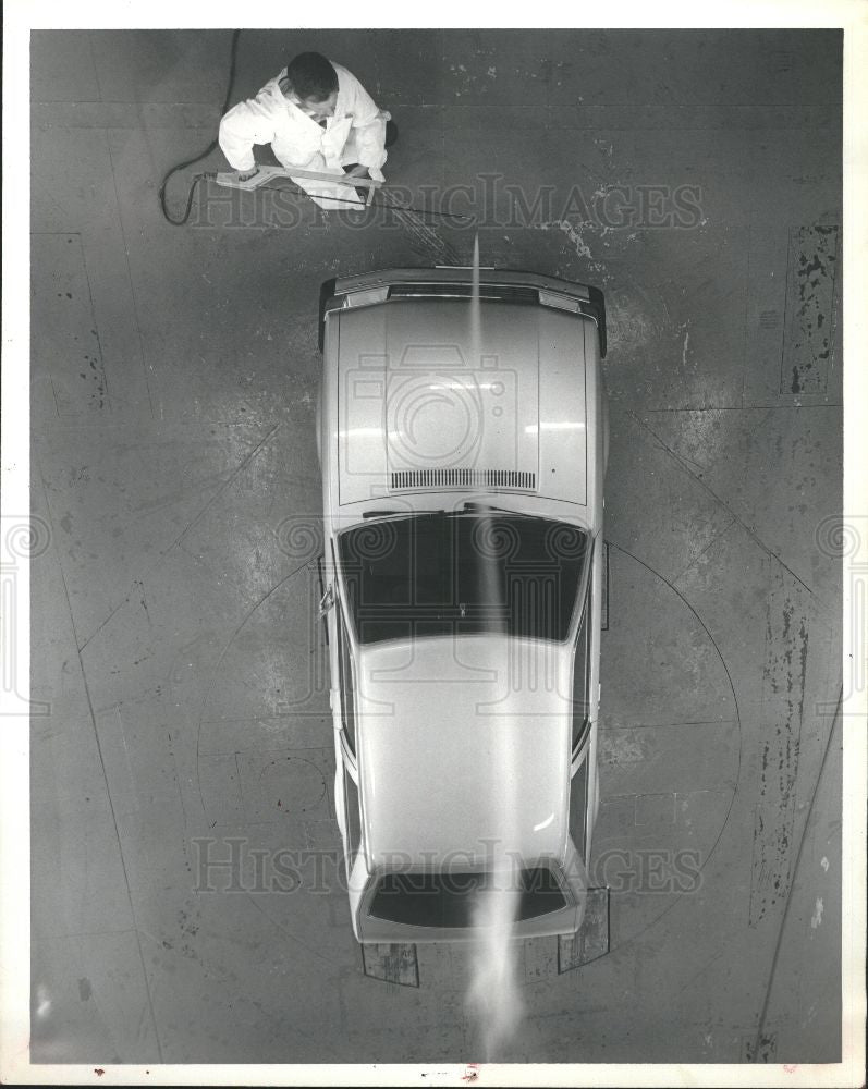 1990 Press Photo Ford Escort testing wind tunnel - Historic Images