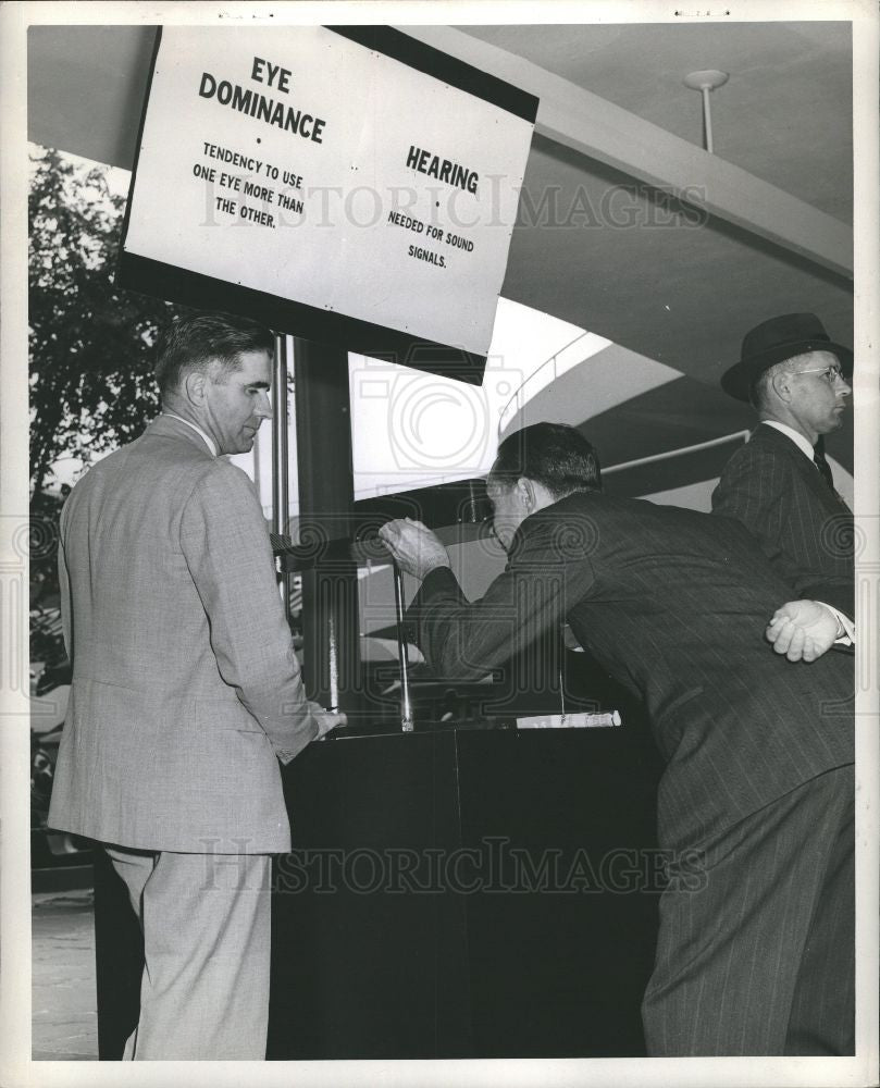 1940 Press Photo Edsel Ford eye examination - Historic Images