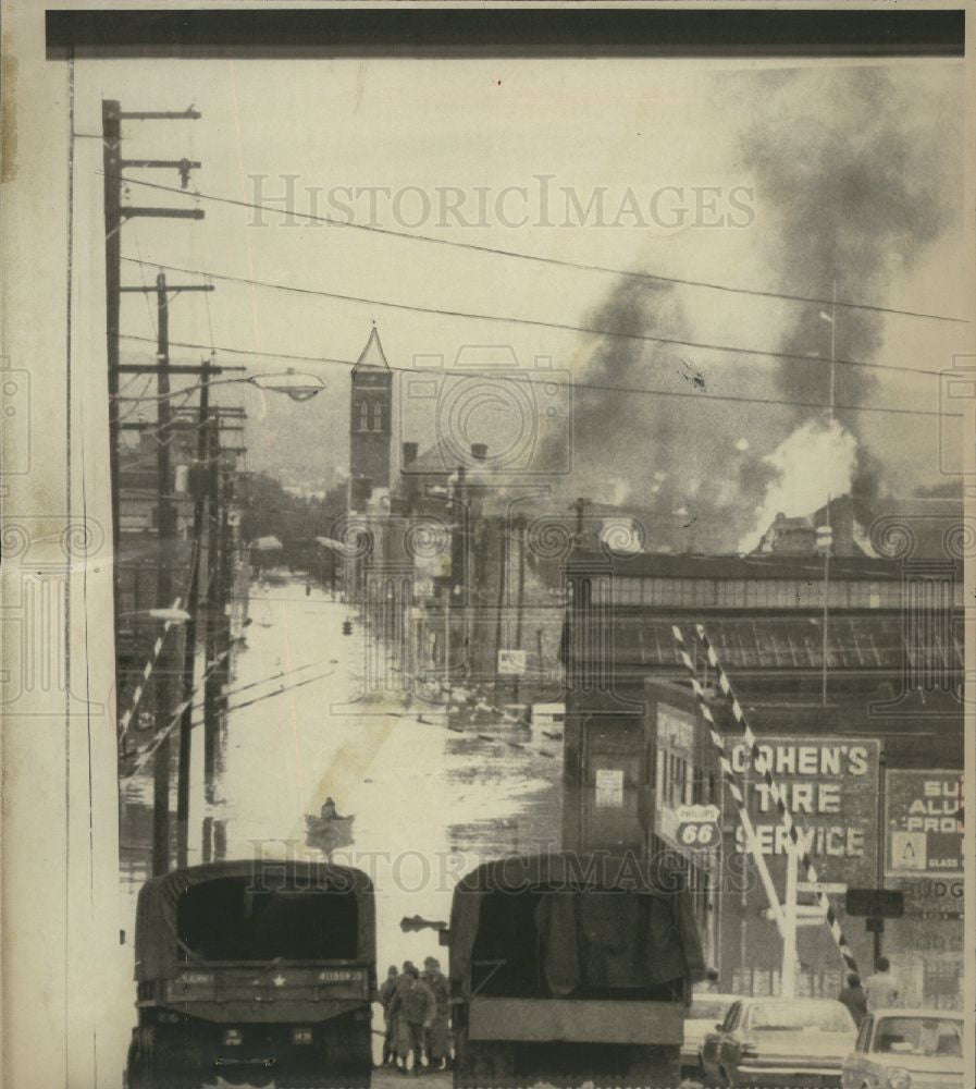 1972 Press Photo Hurricane Agnes Flood Fire Flooding - Historic Images