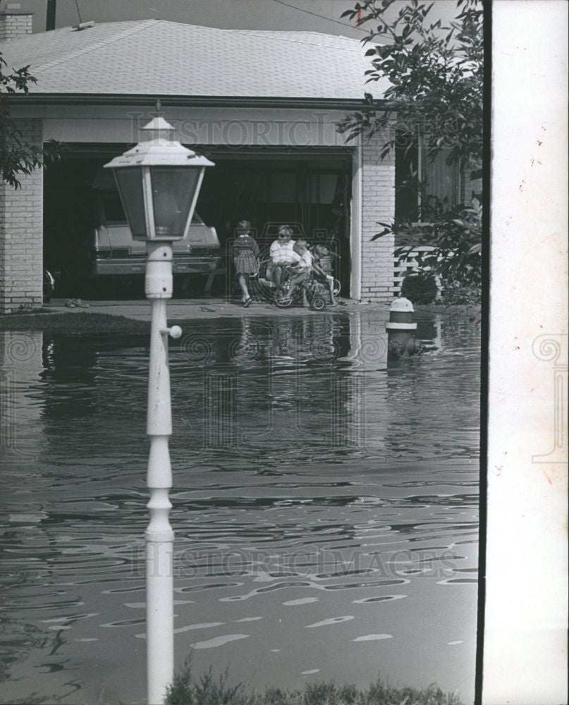 1967 Press Photo Flood children garage - Historic Images