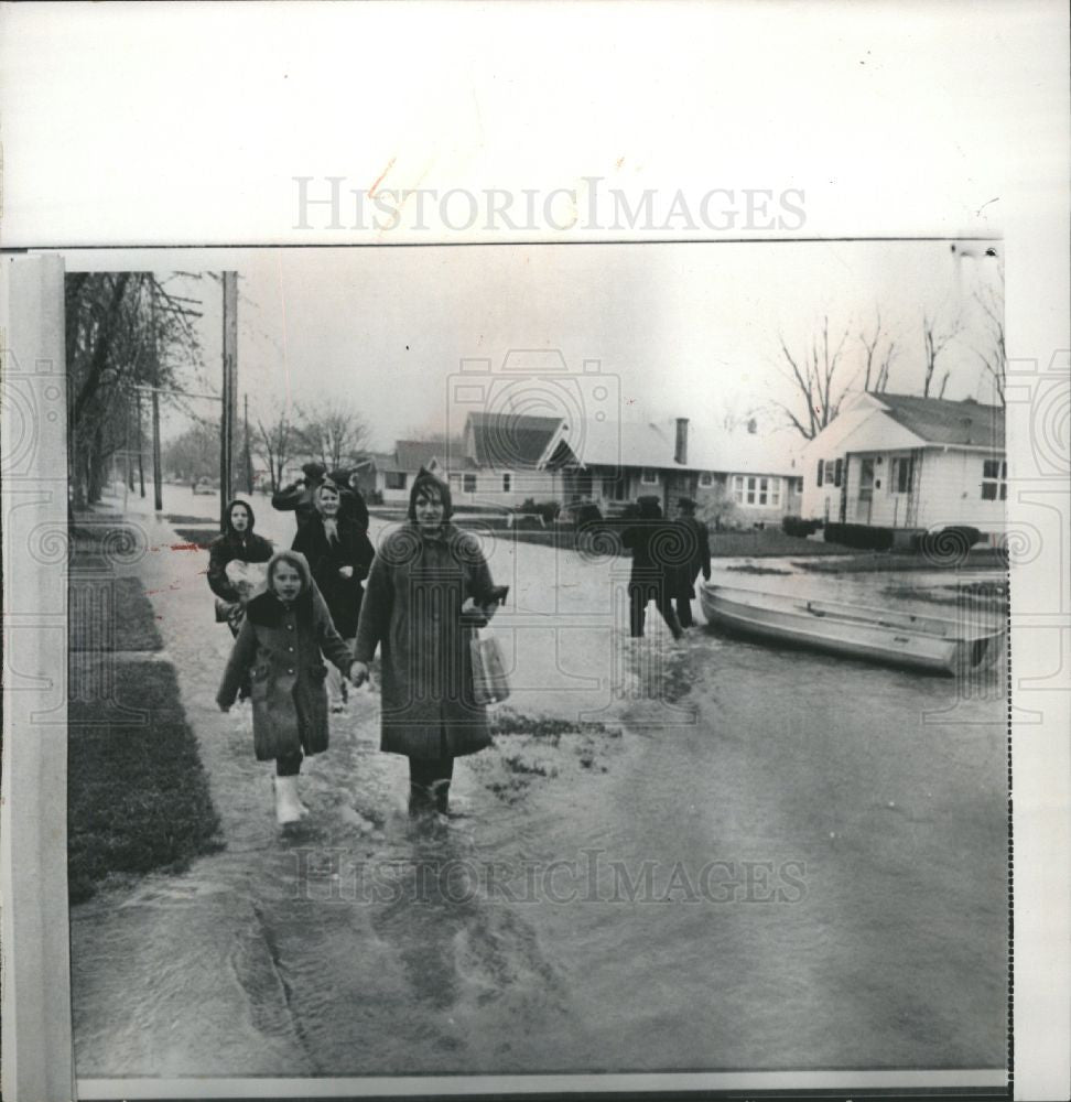1966 Press Photo Floods - Historic Images