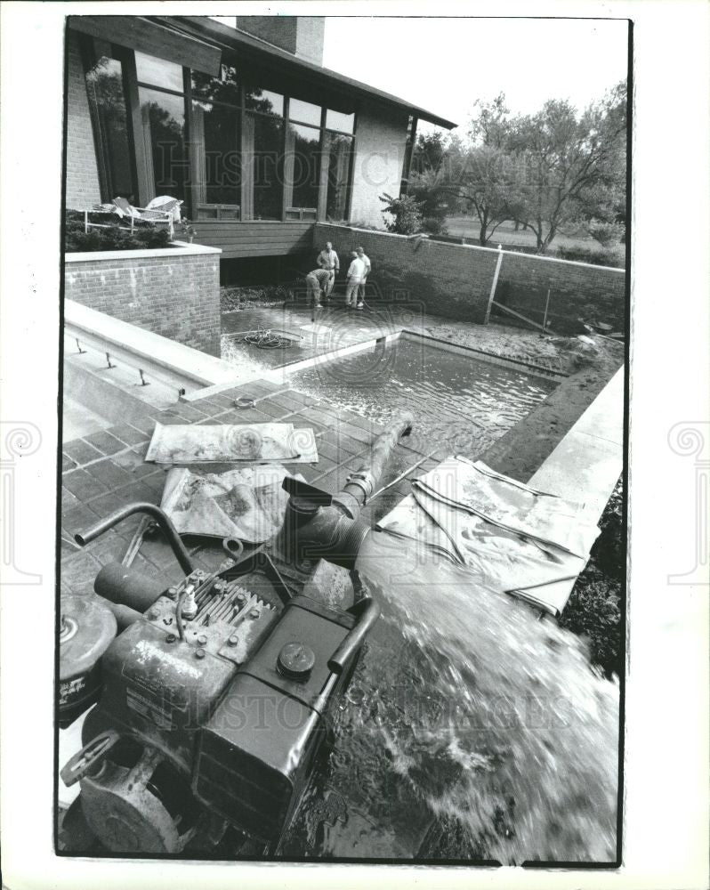 1986 Press Photo Dirk Waltz Pump Flooded Basement - Historic Images