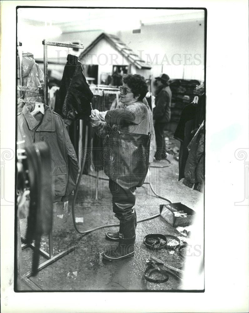 1986 Press Photo Lois Faber Vassar Dancer&#39;s Store Flood - Historic Images