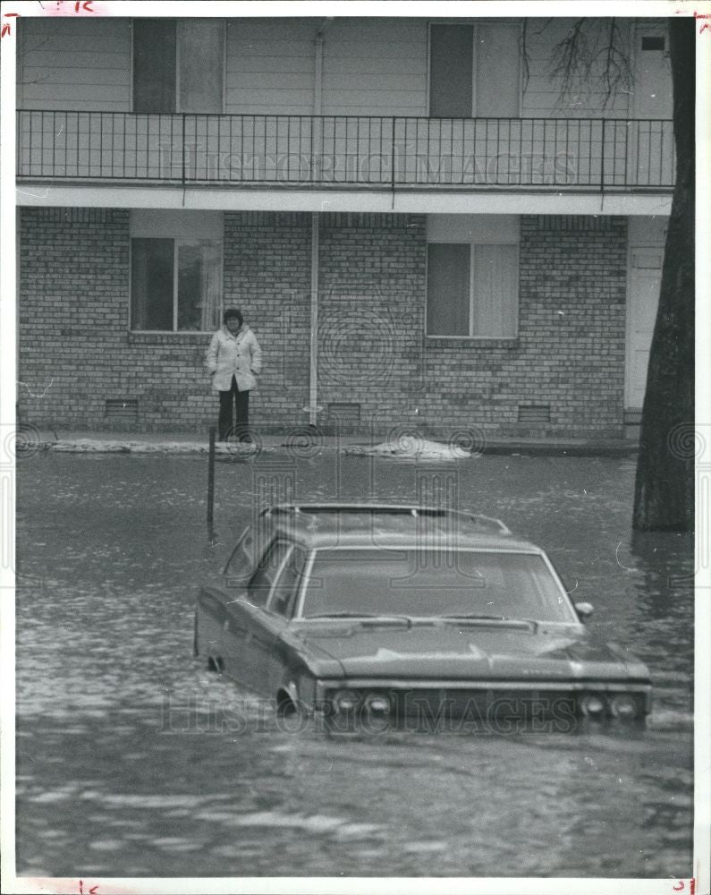 1982 Press Photo Monroe Mich Flood  Car in Flood 1982 - Historic Images