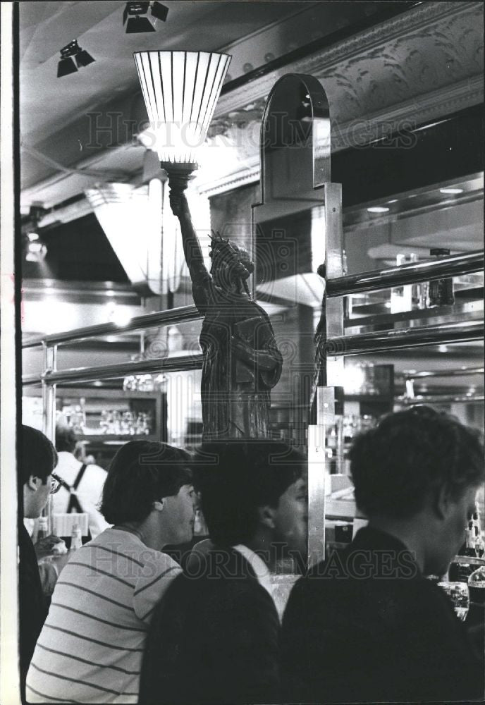 1984 Press Photo Flood&#39;s Bar &amp; Grill - Historic Images