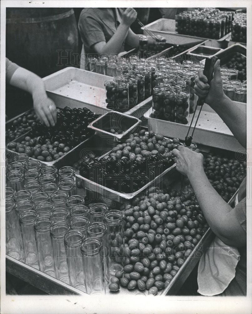1969 Press Photo Food Guide Green Black Olives Jars Jar - Historic Images