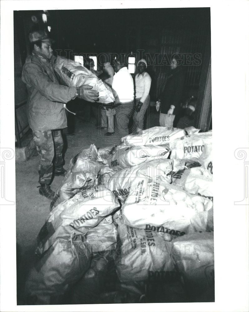 Press Photo food giveaway - Historic Images