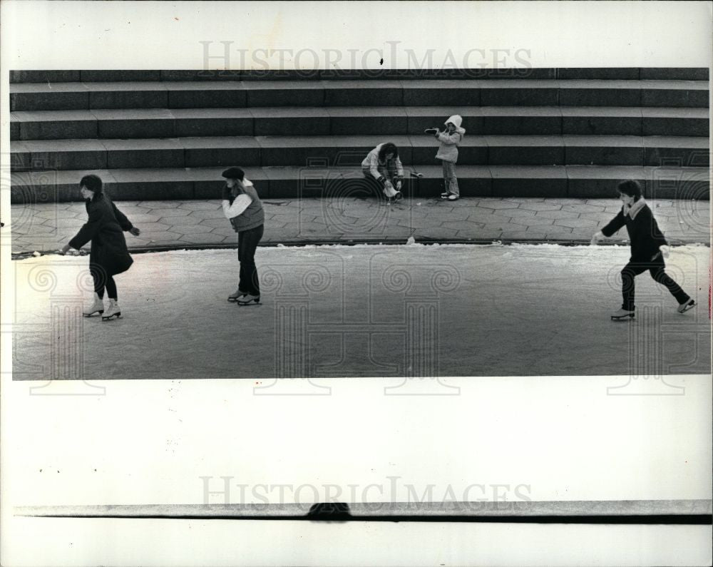 1981 Press Photo skaters ice rink Hart Plaza Detroit - Historic Images