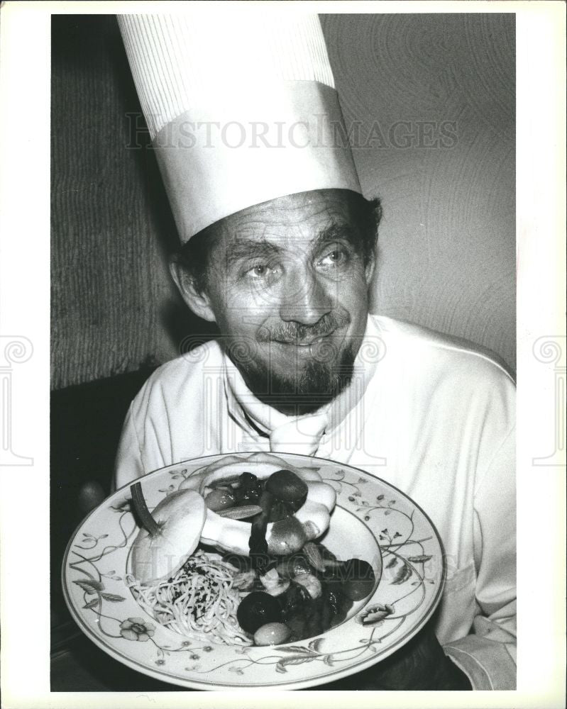 1993 Press Photo chef Milos Ciehelka golden mushroom - Historic Images