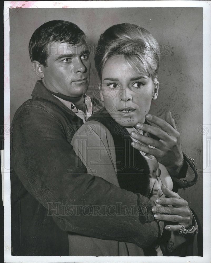 1965 Press Photo Glenn Corbett Susanne Cramer Actor - Historic Images