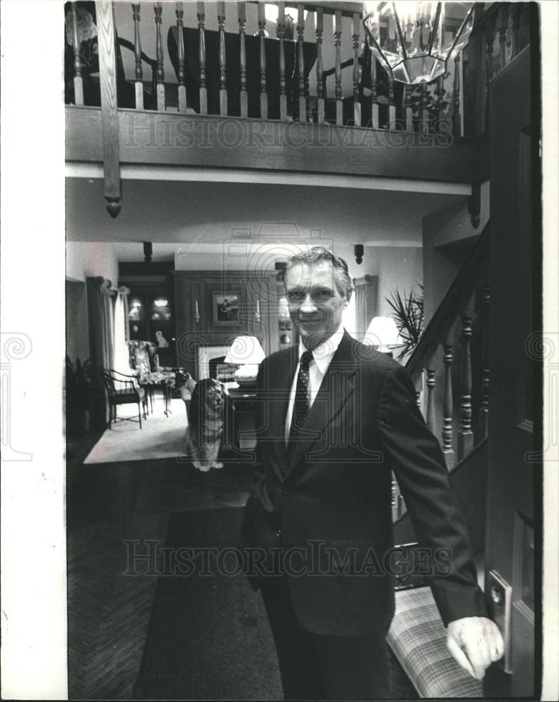 1981 Press Photo Bill Caldwell Foyer Broadmoor model - Historic Images