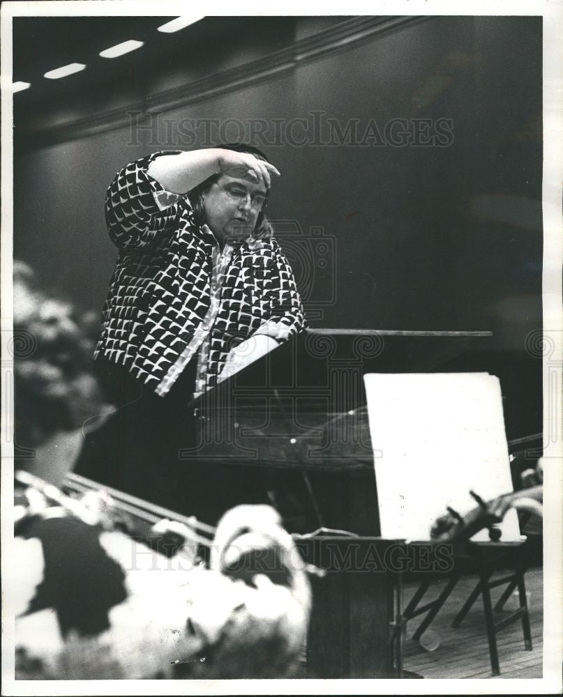 1974 Press Photo SARAH CALDWELL CONDUCTING MUSIC - Historic Images